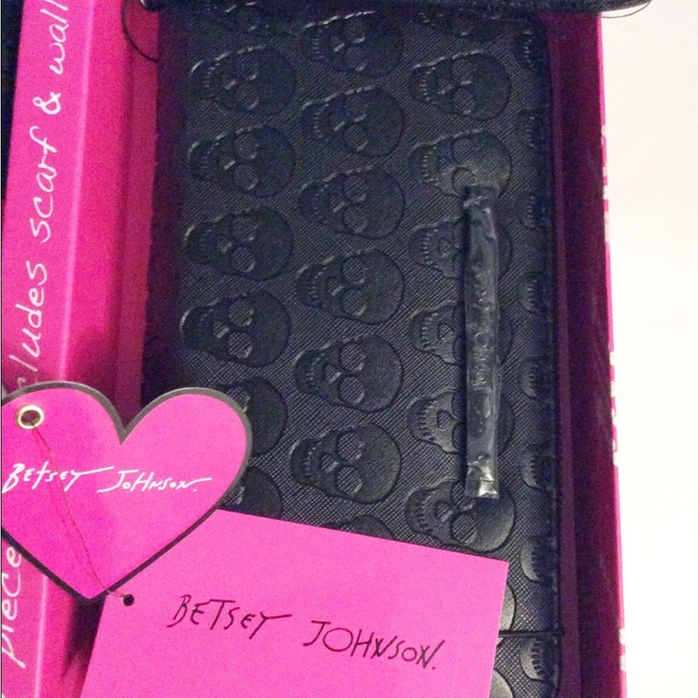 Betsey Johnson Skull Wristlet Wallet & Scarf NIB